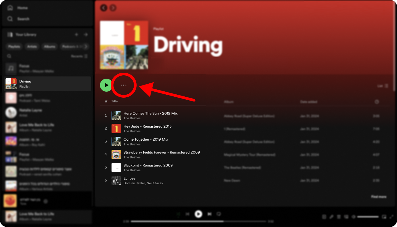 Clique nos três pontos brancos ao lado do botão Play, localizado no lado esquerdo acima das faixas